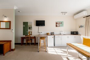 Deluxe kamer, 1 kingsize bed | Woonruimte | Televisie