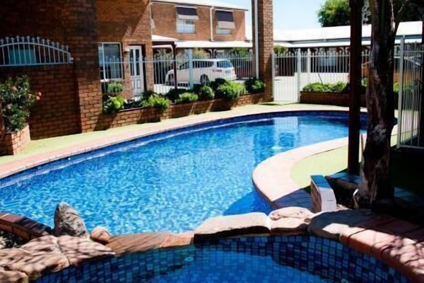 Hồ bơi ngoài trời