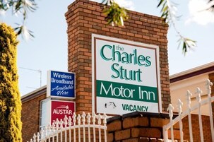 Señal del Motor Inn Charles Sturt con aviso de disponibilidad.