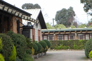 Unclassified image, 4 of 10, button - Mahogany Park (Melbourne)