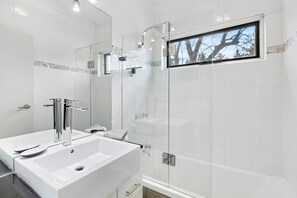Soundproofing, iron/ironing board, free WiFi, bed sheets - Comfort Inn Coach & Bushmans (Seymour)