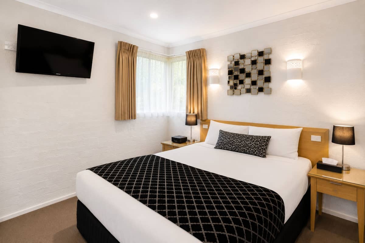 Chambre Standard, non-fumeur (2 Bedroom Executive Apartment) | Lit avec matelas à plateau-coussin, articles de minibar gratuits, bureau