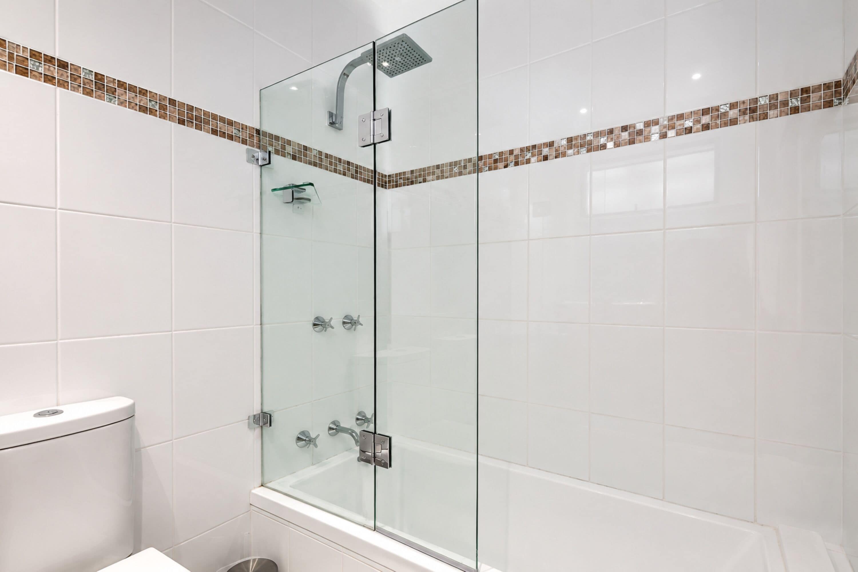 Regendusche, Designer-Toilettenartikel, Haartrockner, Handtücher