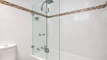 Regendusche, Designer-Toilettenartikel, Haartrockner, Handtücher