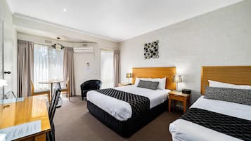 Chambre Standard, plusieurs lits, non-fumeurs | Chambres insonorisées, fer et planche à repasser, Wi-Fi gratuit