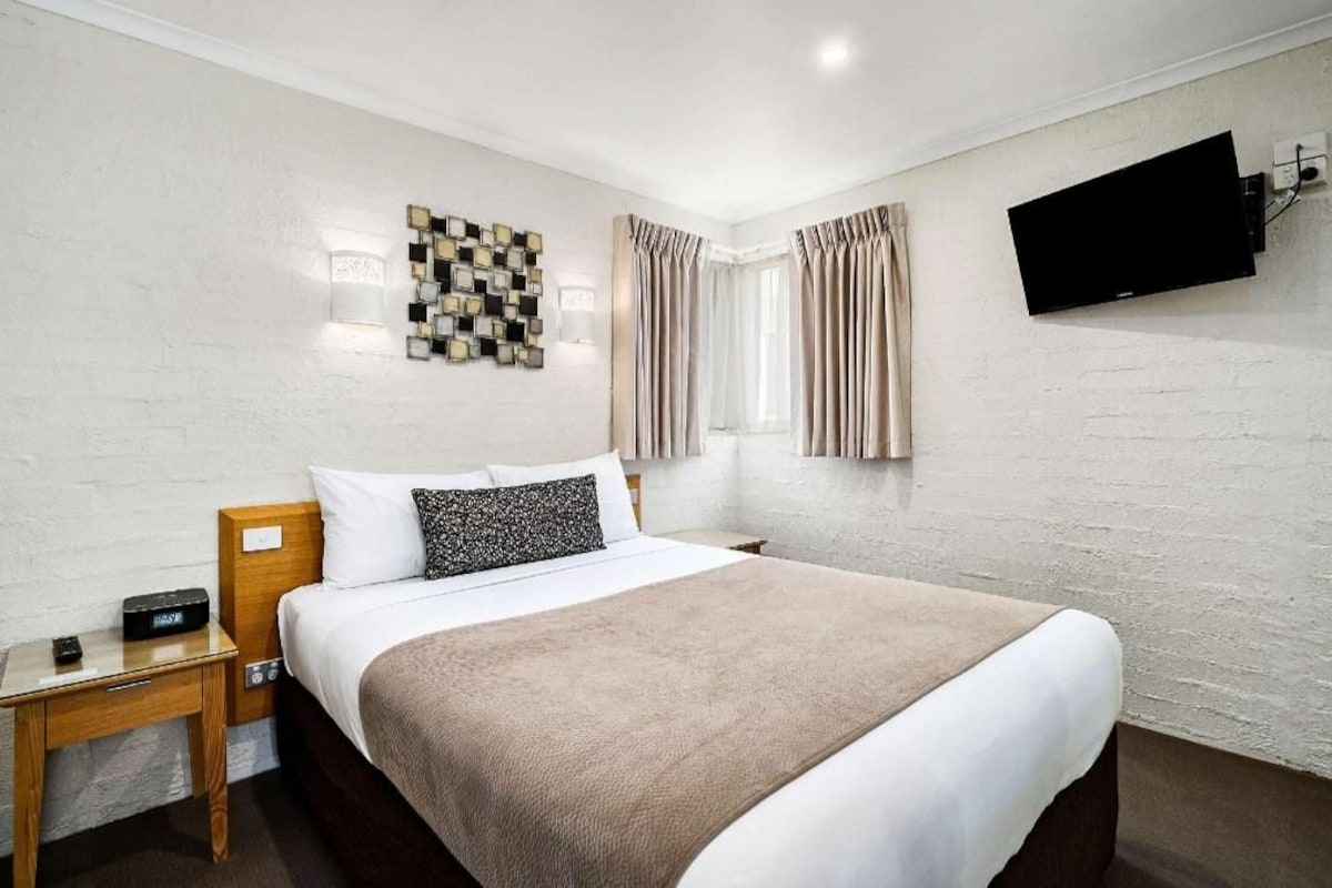 Pillowtop beds, desk, laptop workspace, soundproofing