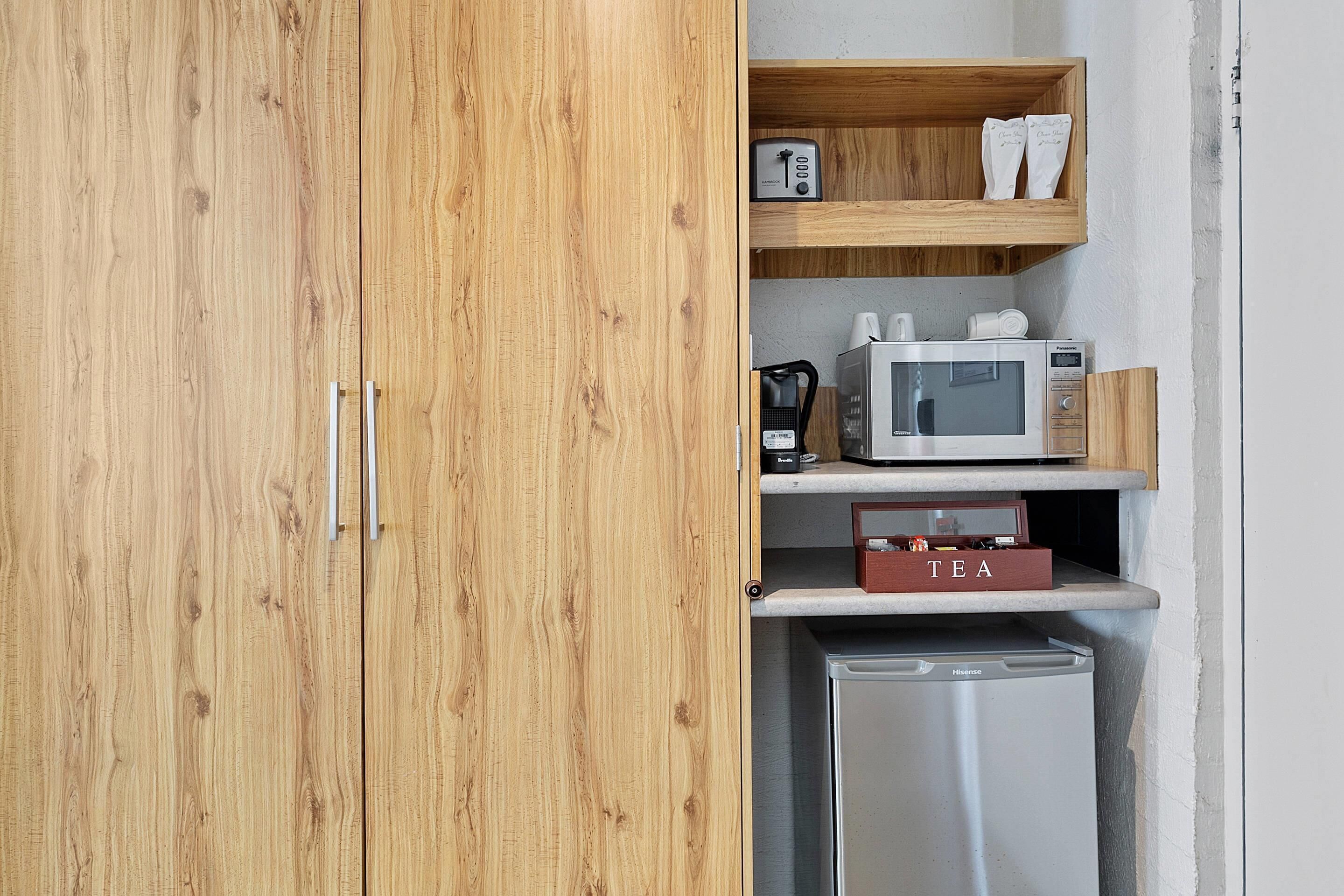 Superior Room, Non Smoking (1 Queen Bed & 1 Single Bed) | Pillow-top beds, desk, laptop workspace, soundproofing