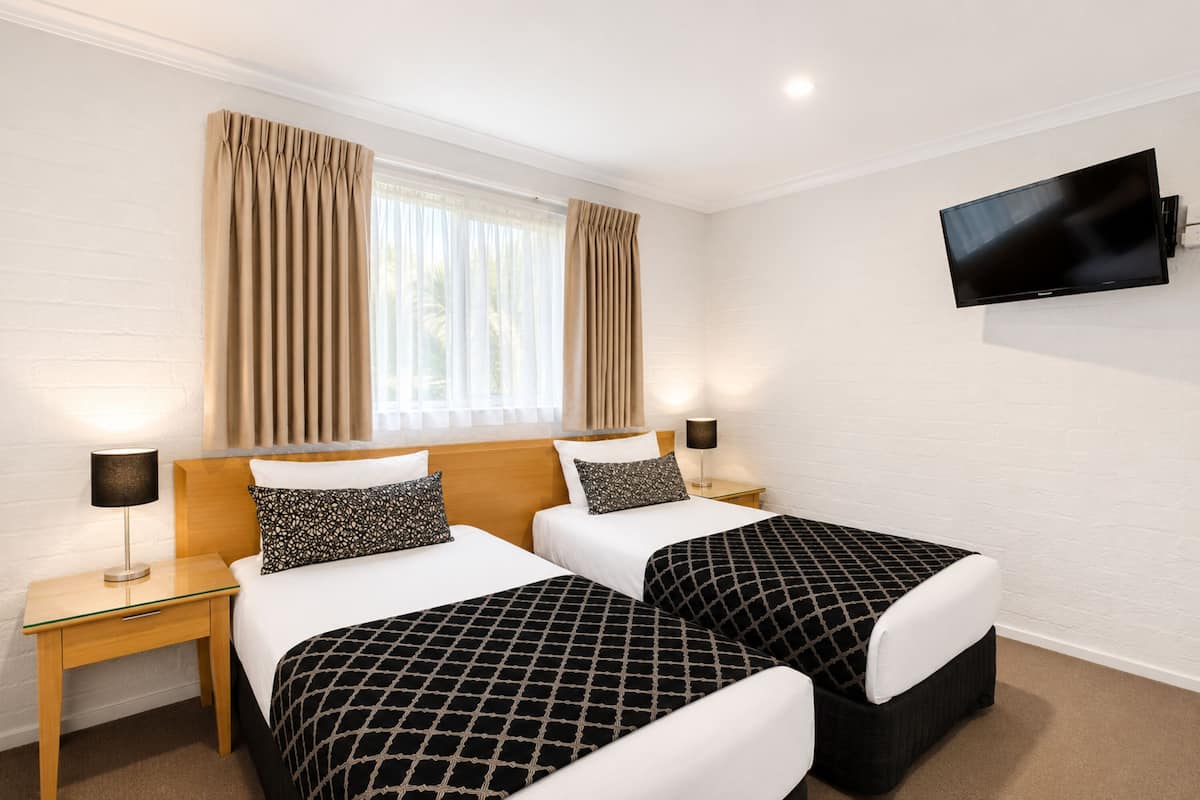 Chambre Standard, non-fumeurs (2 Bedroom Executive Apartment) | Surmatelas, articles gratuits dans le mini-bar, bureau