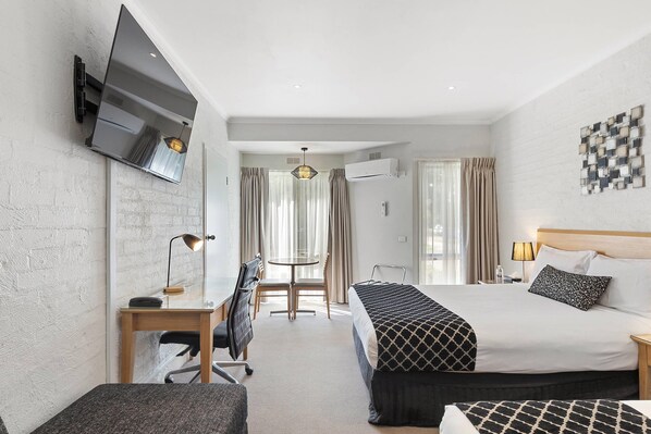 Standard Room, Multiple Beds, Non Smoking | Soundproofing, iron/ironing board, free WiFi, bed sheets - Comfort Inn Coach & Bushmans (Seymour)