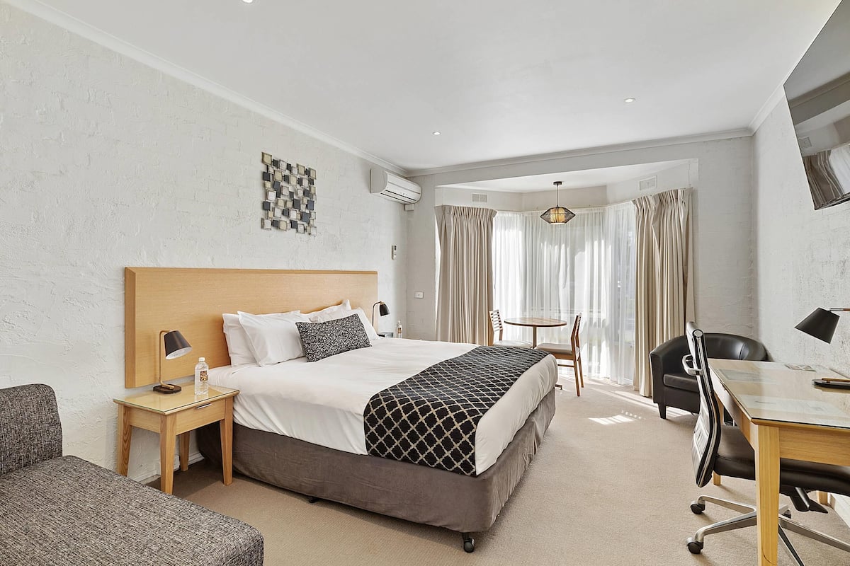 Room, 1 King Bed, Non Smoking (Upgrade)