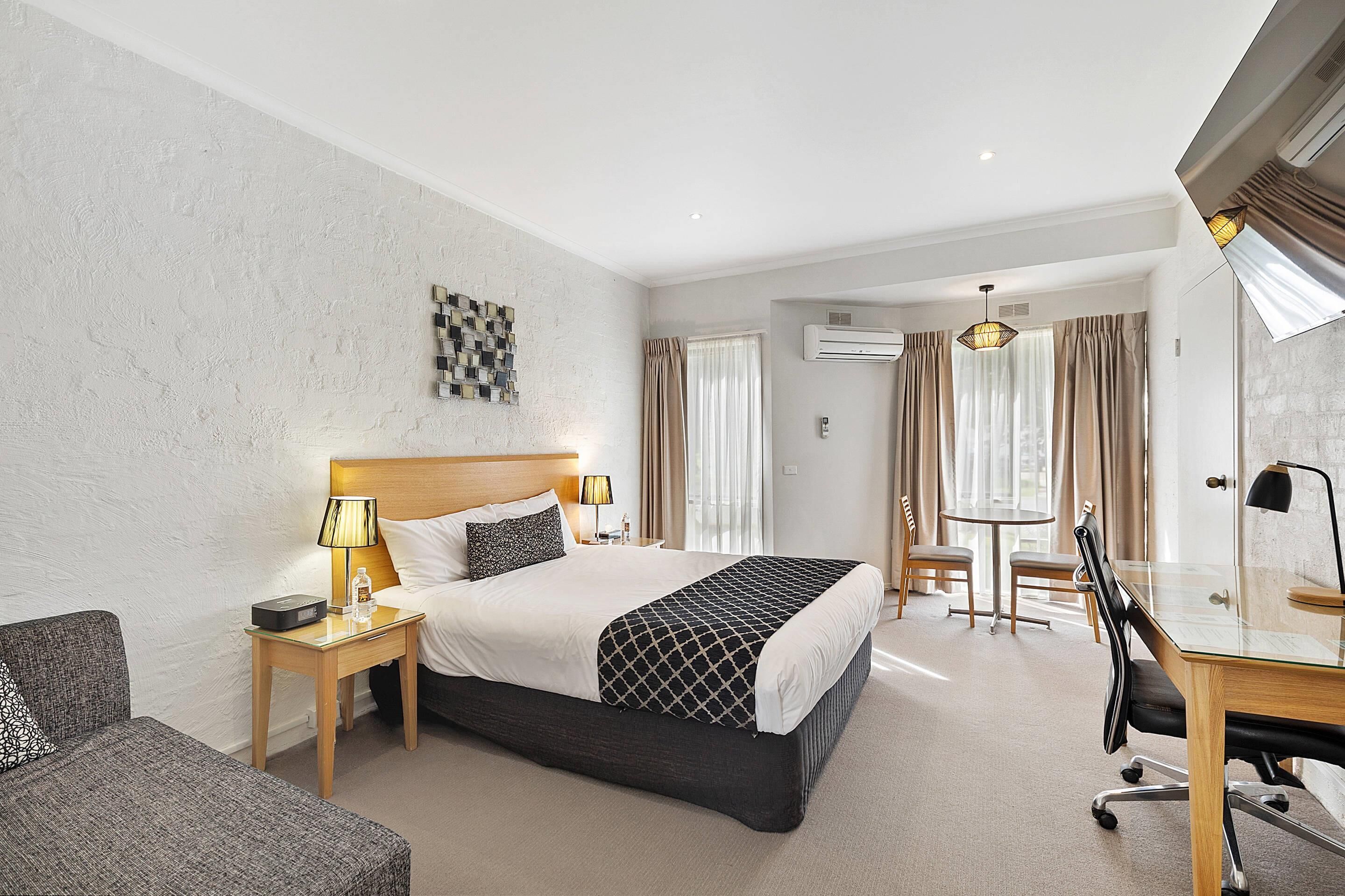 Room, 1 King Bed, Non Smoking (Upgrade)