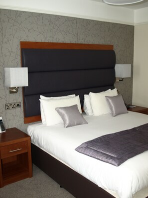 Premium bedding, in-room safe, desk, iron/ironing board