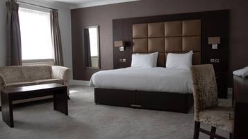 Hochwertige Bettwaren, Zimmersafe, Schreibtisch, Bügeleisen/Bügelbrett