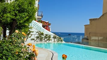 Piscine extérieure, chaises longues