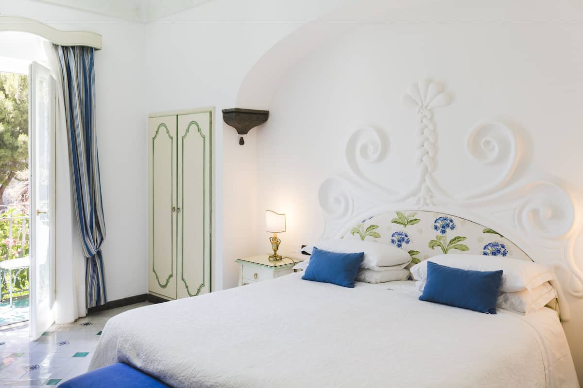 Dobbelt- eller tomannsrom – superior, terrasse, delvis sjøutsikt | Italienske Frette-laken, sengetøy av topp kvalitet og minibar