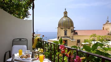 Chambre Supérieure Double ou avec lits jumeaux, terrasse, vue partielle sur la mer | Balcon