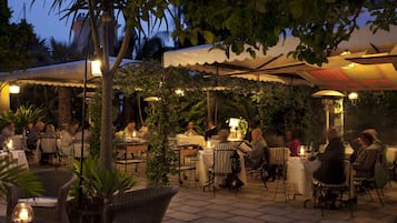 DĂźner servi sur place, vue sur le jardin