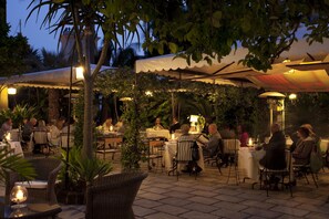 Dîner servi sur place, vue sur le jardin 