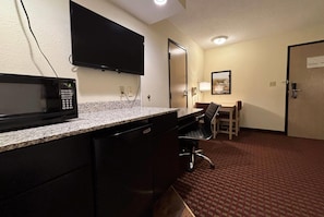 Desk, blackout drapes, free cribs/infant beds, free WiFi - Super 8 by Wyndham Metropolis (Metropolis)