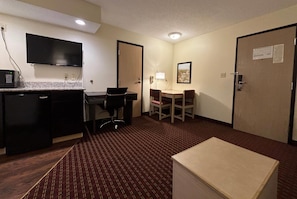 Desk, blackout curtains, free cots/infant beds, free WiFi - Super 8 by Wyndham Metropolis (Metropolis)