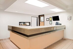 Lobby - Super 8 by Wyndham Metropolis (Metropolis)