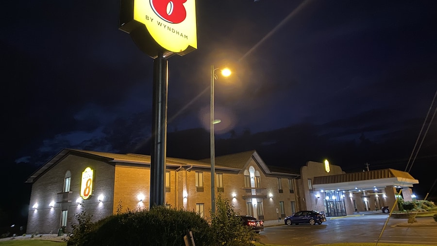 Super 8 by Wyndham Metropolis