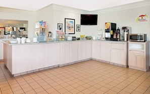 Free daily continental breakfast  - Super 8 by Wyndham Metropolis (Metropolis)