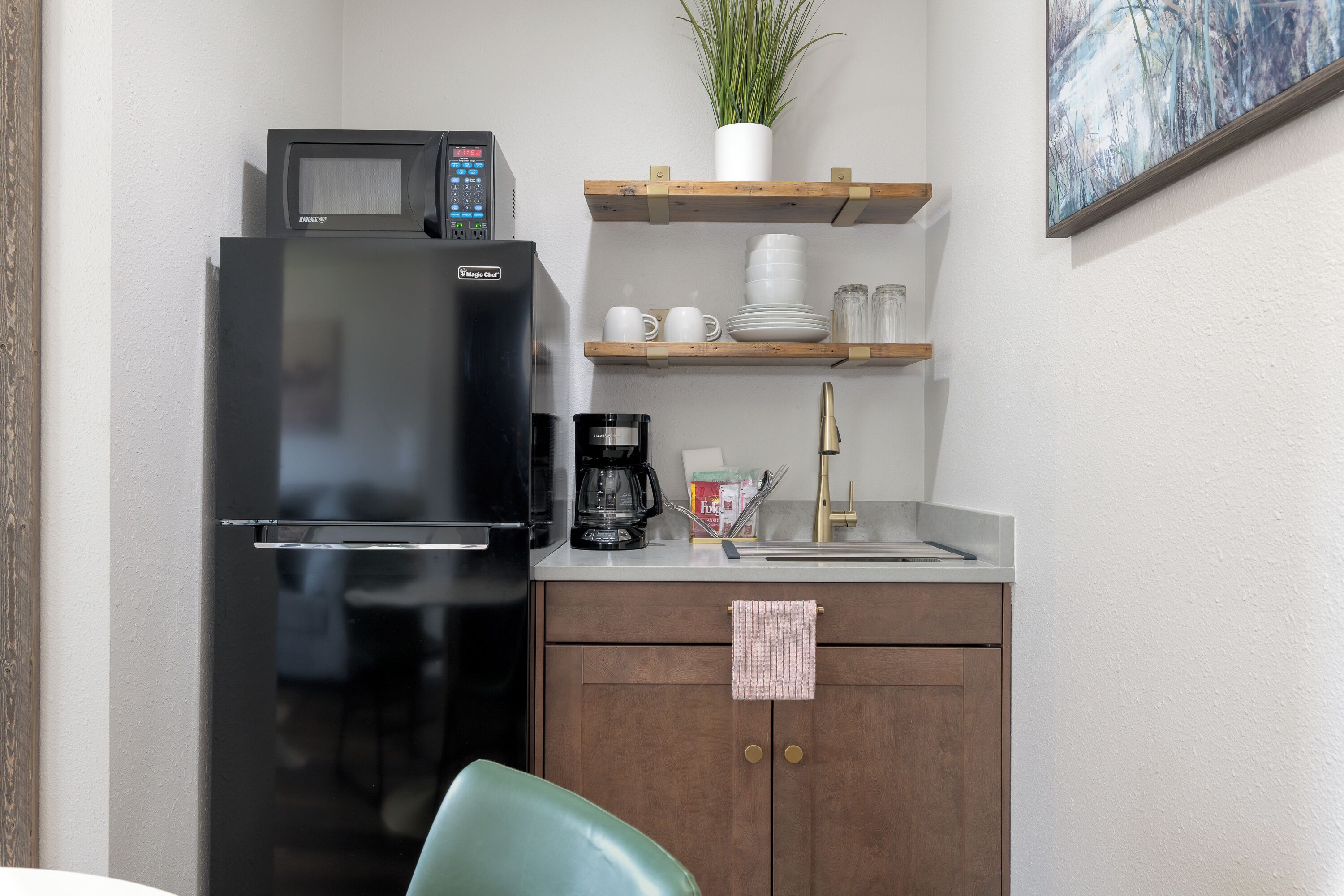 deluxe suite, 1 king bed with sofa bed, kitchenette, mountain view | private kitchen | mini-fridge, microwave, coffee/tea maker