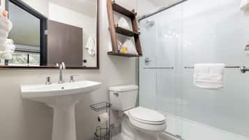 Deluxe Suite, 1 King Bed with Sofa bed, Kitchenette, Mountain View | Bathroom | Free toiletries, hair dryer, towels