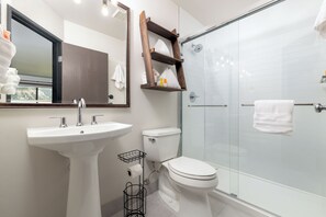 Deluxe Suite, 1 King Bed with Sofa bed, Kitchenette, Mountain View | Bathroom | Free toiletries, hair dryer, towels - MTN Lodge Ridgway (Ridgway)