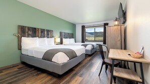 A bedroom with two beds, a desk, and a window with a view of the outdoors. - MTN Lodge Ridgway (Ridgway)