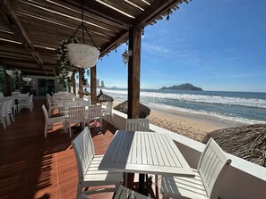 Se sirven desayunos y cenas, con vista a la playa 