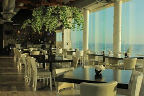 Breakfast and dinner served, beach views - Hotel Quijote Inn (Mazatlán)