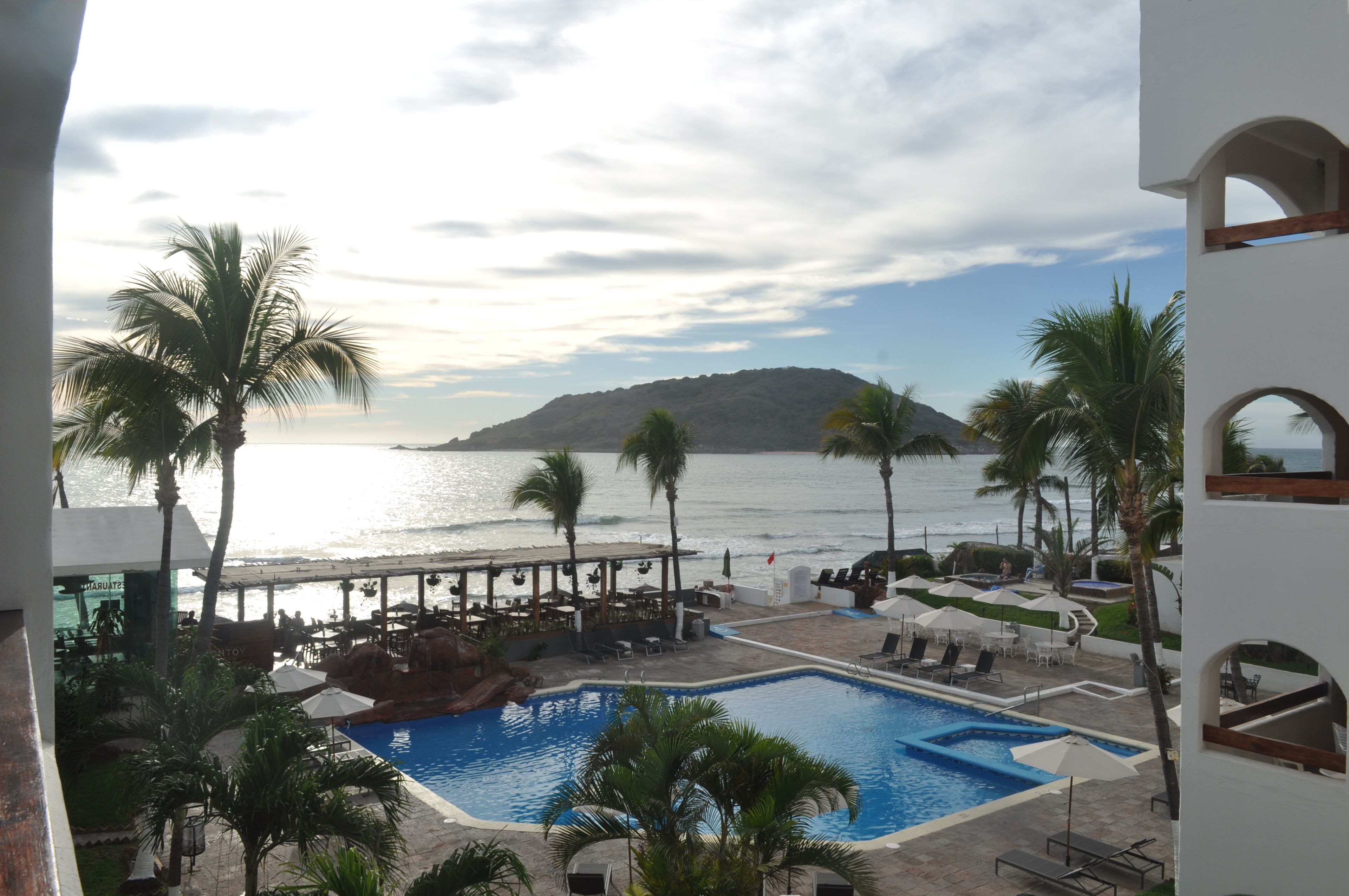 室外游泳池，池畔遮阳伞，日光浴躺椅