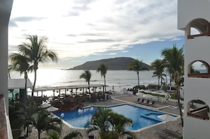 Outdoor pool, pool umbrellas, pool loungers - Hotel Quijote Inn (Mazatlán)