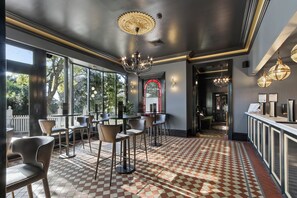 Bar (in der Unterkunft)