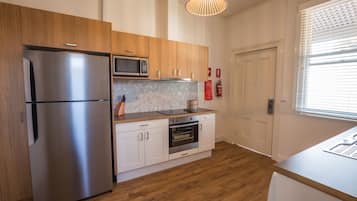 ์ํํธ, ์นจ์ค 1๊ฐ (1 Bedroom Apartment) | ์ ์ฉ ์ฃผ๋ฐฉ | ๋์ฅ๊ณ , ์ ๊ธฐ ์ฃผ์ ์