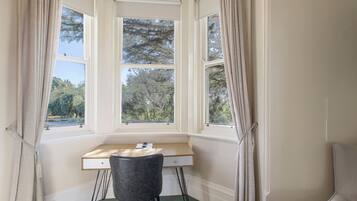 Habitación Deluxe (Deluxe King) | Caja fuerte, tabla de planchar con plancha, wifi gratis y despertador