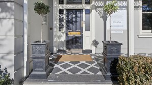 Entrada de un hotel con mostrador de recepción y un panel que indica disponibilidad.