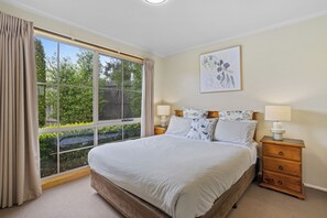 Cortinas blackout, tabla de planchar con plancha y wifi gratis