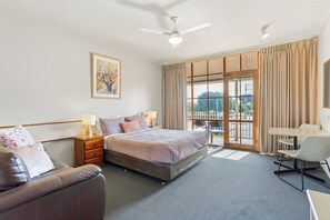 Balcony Bayview | Blackout drapes, iron/ironing board, free WiFi, bed sheets - Bayview Motel Rosebud (Capel Sound)