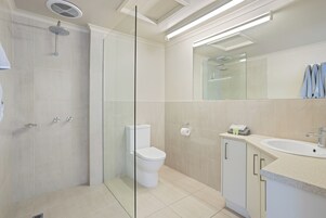 Chuveiro, produtos de toalete grátis, secador de cabelo 