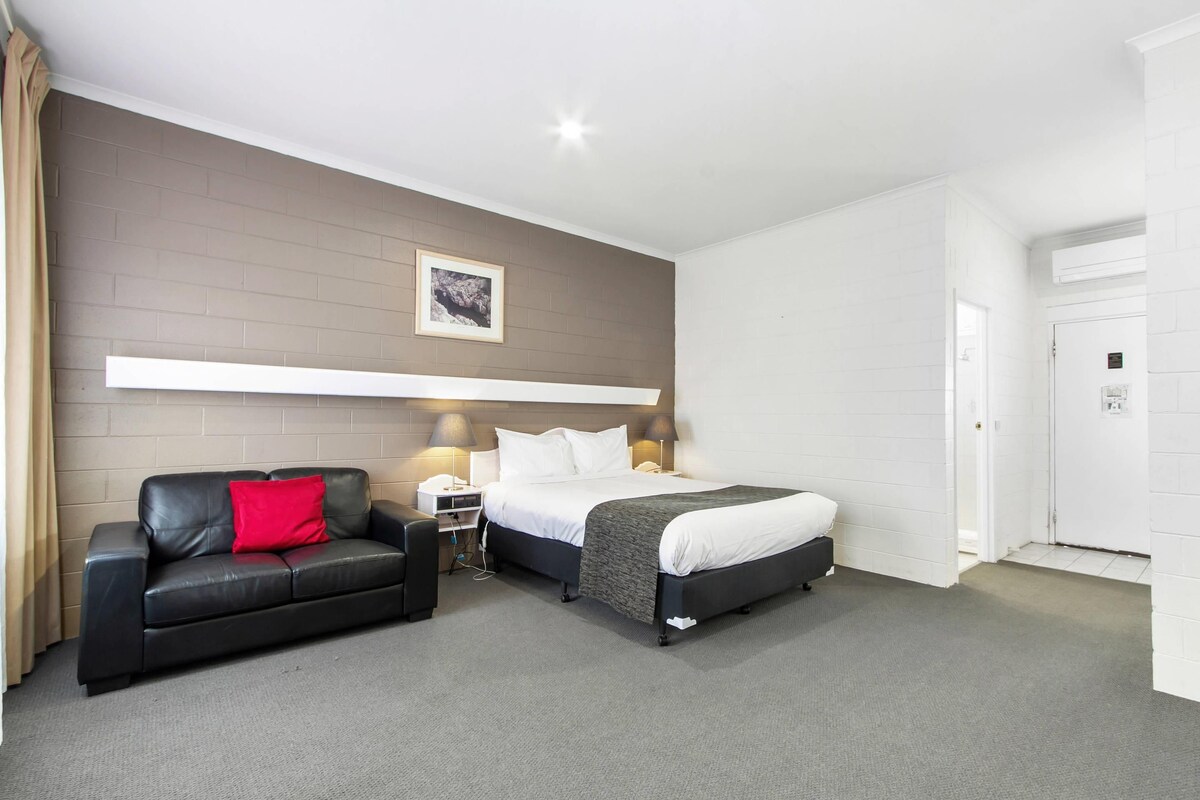 Blackout curtains, soundproofing, iron/ironing board, free WiFi