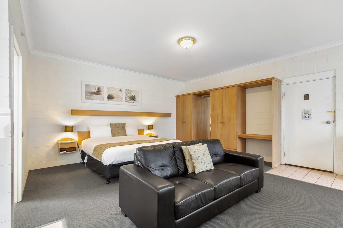 Blackout curtains, soundproofing, iron/ironing board, free WiFi