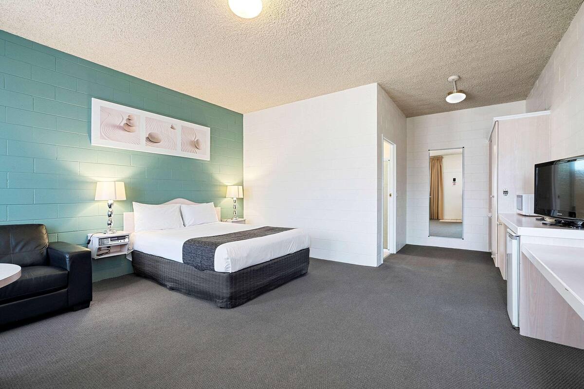 Blackout drapes, soundproofing, iron/ironing board, WiFi (free)