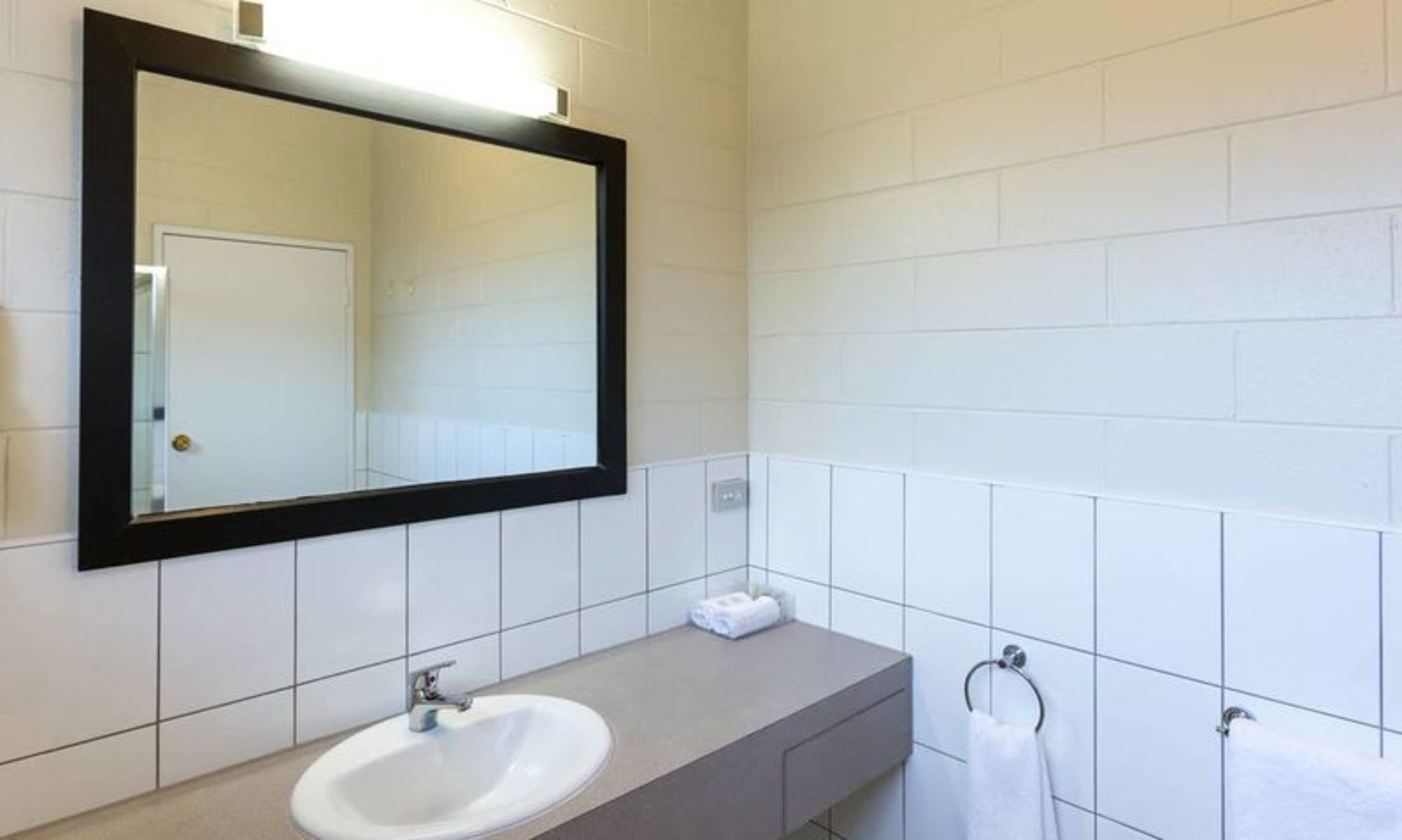 deluxe queen suite | bathroom | hair dryer, towels