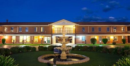 Fachada da propriedade Ć  noite