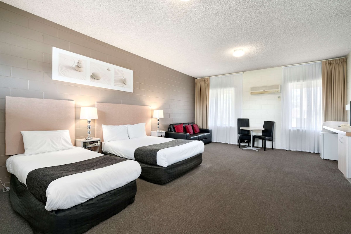 Standardsuite (1 Queen Bed & 1 Twin Bed) | Mørklægningsgardiner, lydisolering, strygejern/strygebræt, gratis Wi-Fi