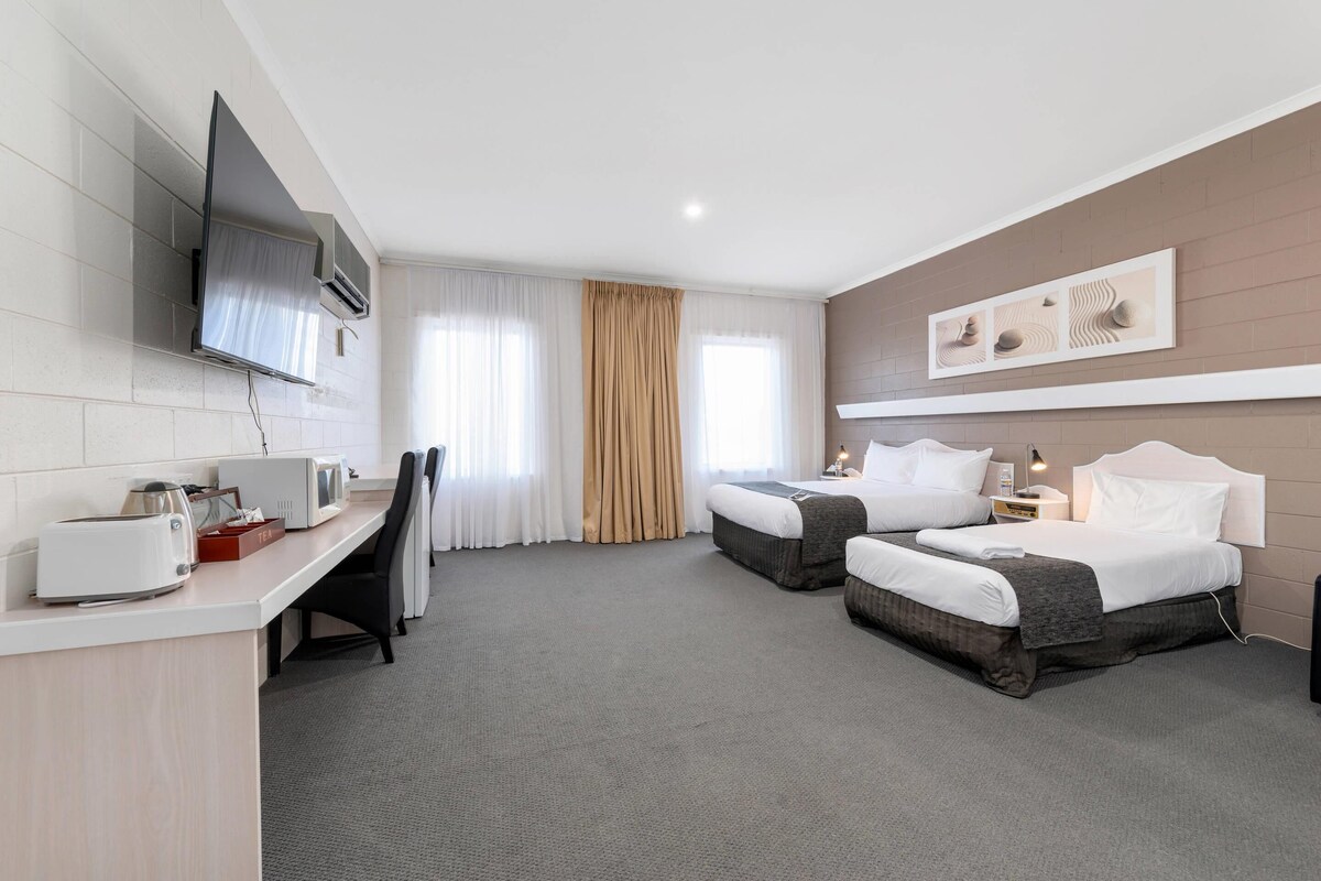 Suite Standard (1 Queen Bed & 1 Twin Bed)