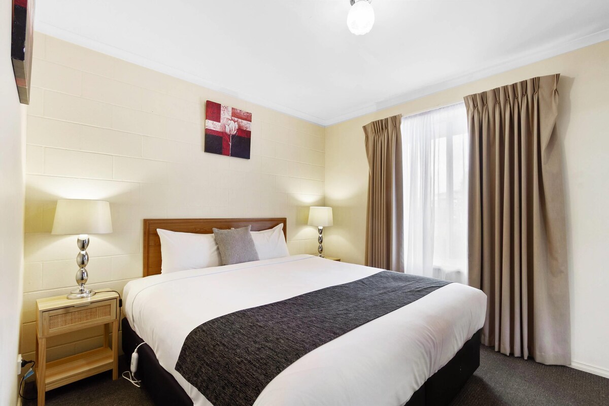 Blackout curtains, soundproofing, iron/ironing board, free WiFi